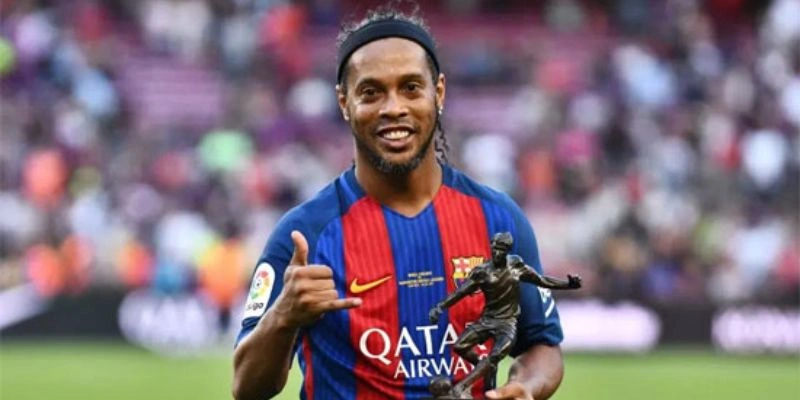 Top 10 Highlight Bóng Đá Ấn Tượng Trong Sự Nghiệp Cầu Thủ 6 Highlight Ronaldinho – Pha "múa bóng" qua hàng thủ Chelsea (2005)